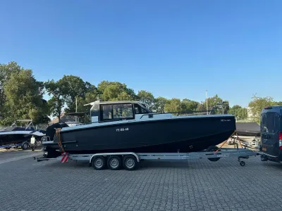 motorboot op trailer op parkeerplaats