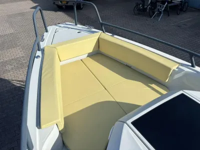boegzitplaats met gele kussens