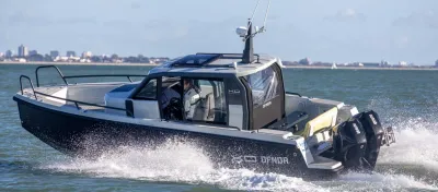motorboot op zee met gesloten kajuit