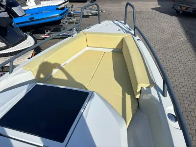 voorste zitgedeelte van boot met kussens