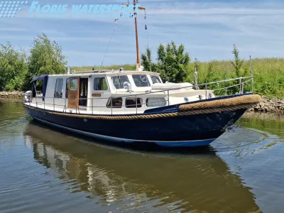 motorjacht liggend op rustig water