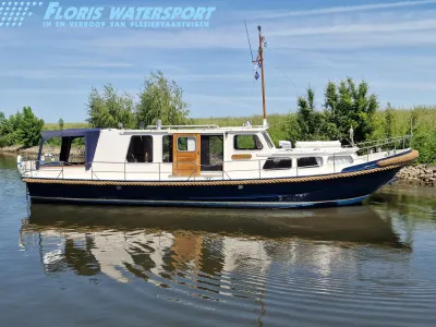 motorvlet liggend in het water bij de oever