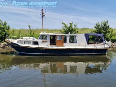 witte en blauwe motorvlet aan oever