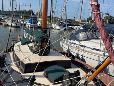 zeiljacht afgemeerd in jachthaven
