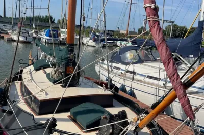 zeiljacht afgemeerd in jachthaven