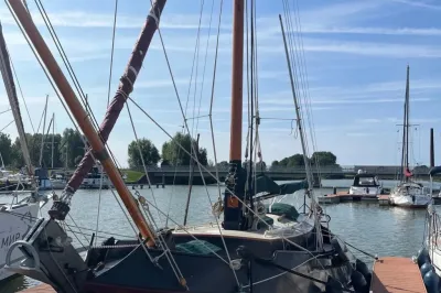 zeilboot in jachthaven