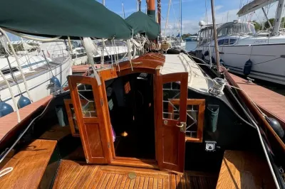 dek en kajuit van zeilboot in jachthaven
