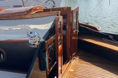 houten dek en kajuitdeur van zeilboot
