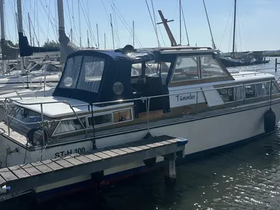 motorjacht aangemeerd in jachthaven