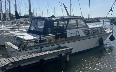 motorjacht aangemeerd in jachthaven