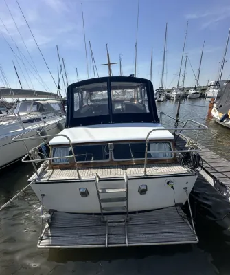 achteraanzicht van motorjacht in haven
