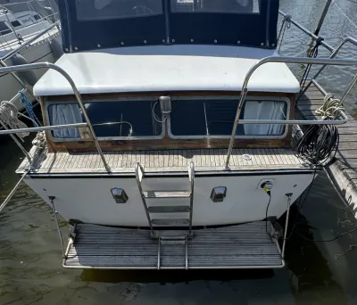 achterzijde van motorjacht in haven
