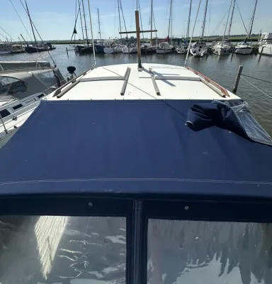 voorkant van motorjacht in haven