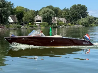 houten motorboot op water bij woonhuizen