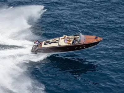 houten speedboot op open water