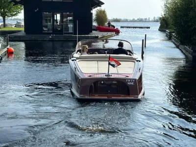 houten motorboot achteraanzicht op water