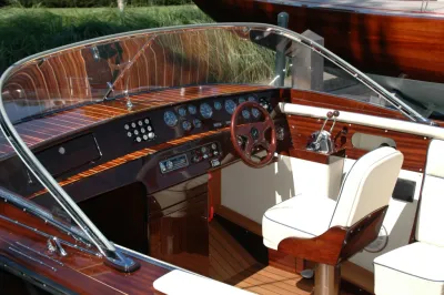 bestuurdersconsole en zithoek van houten boot