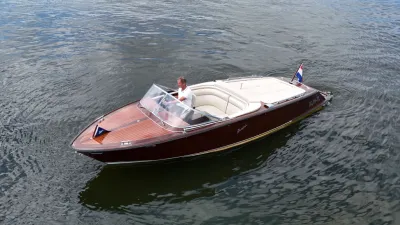houten motorsloep op rustig water