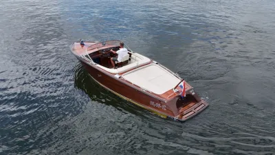 houten motorboot op open water met bestuurder
