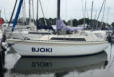 zeiljacht afgemeerd in jachthaven