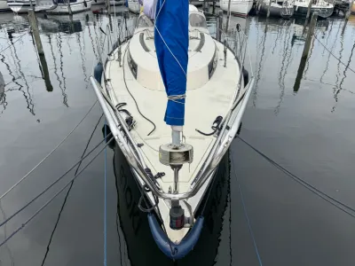 voorste deel van een zeilboot in de haven