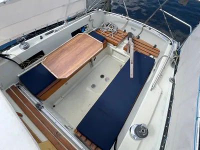 kuip van zeiljacht met tafel en kussens