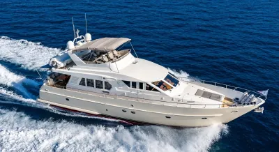 wit motorjacht op open zee