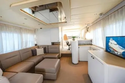 interieur salon met zithoek en tv