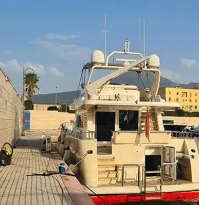 achterschip van jacht afgemeerd in haven