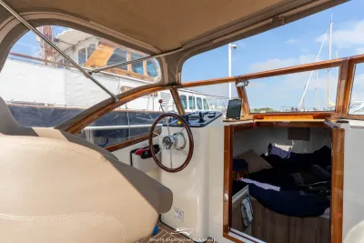 zicht op helm en kajuit vanuit de kuip