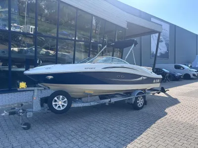 bowrider op trailer bij showroom