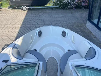 boeg met zitplaatsen van boot