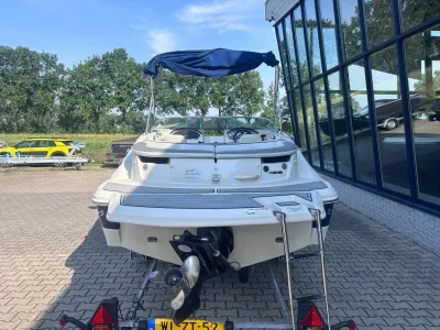 achterzijde van een boot op trailer