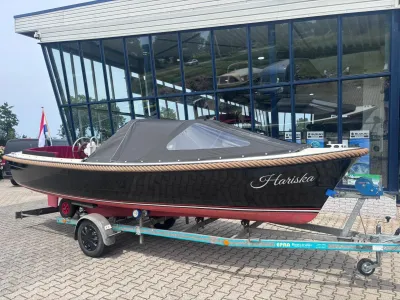 sloep op trailer voor showroom