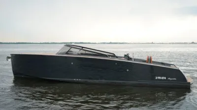 zwarte sloep liggend op rustig water