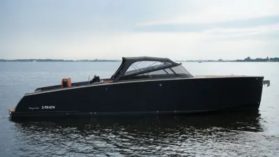 zwarte open motorboot op rustig water