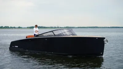 zwarte sloep op rustig water
