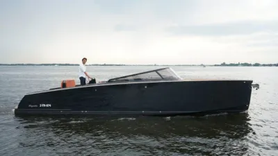 zwarte sloep op rustig water met persoon