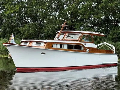 houten motorboot op rustig water