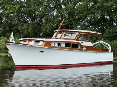 houten motorjacht op rustig water