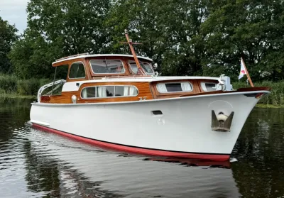 klassieke motorboot op rustig water