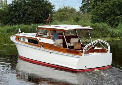 klassieke houten motorboot op het water