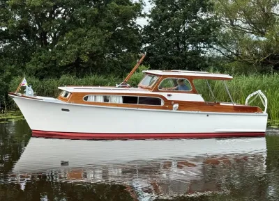 houten motorboot op rustig water