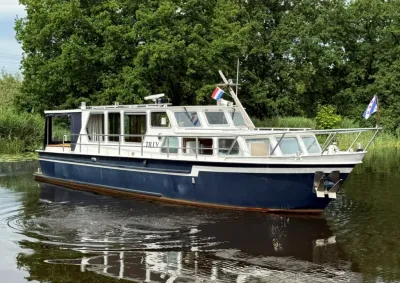 motorjacht op rustig water met bomen op achtergrond