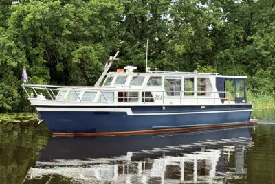 blauw-witte saloncruiser op stil water