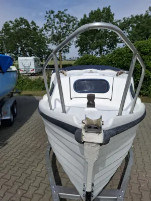 vooraanzicht boot op trailer buiten
