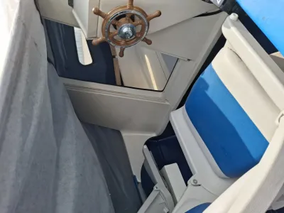 Interieur van kleine visboot met stuurwiel