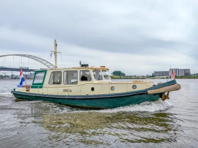 klassieke motorboot op rivier