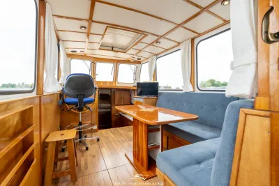 kajuitinterieur met stuurstand en zithoek