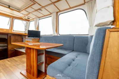 interieur salon van klassieke motorboot